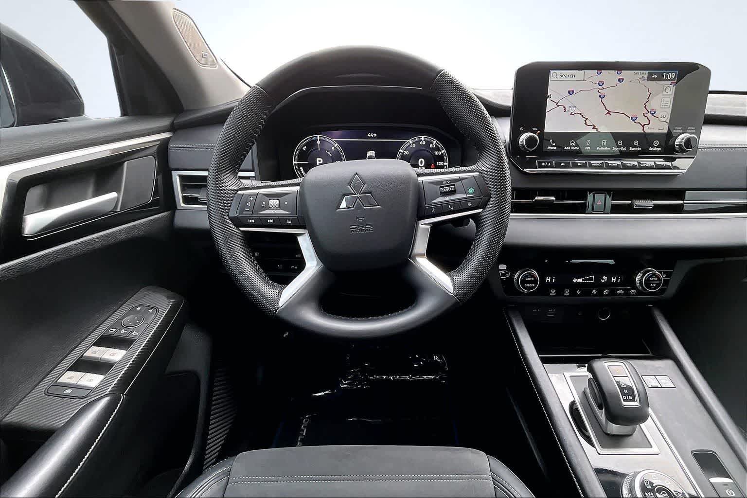 Thumbnail: 2023 Mitsubishi Outlander - 15