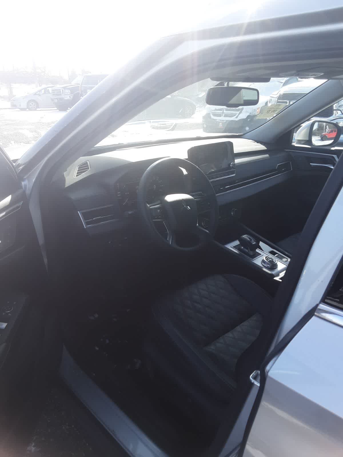 Thumbnail: 2023 Mitsubishi Outlander - 7