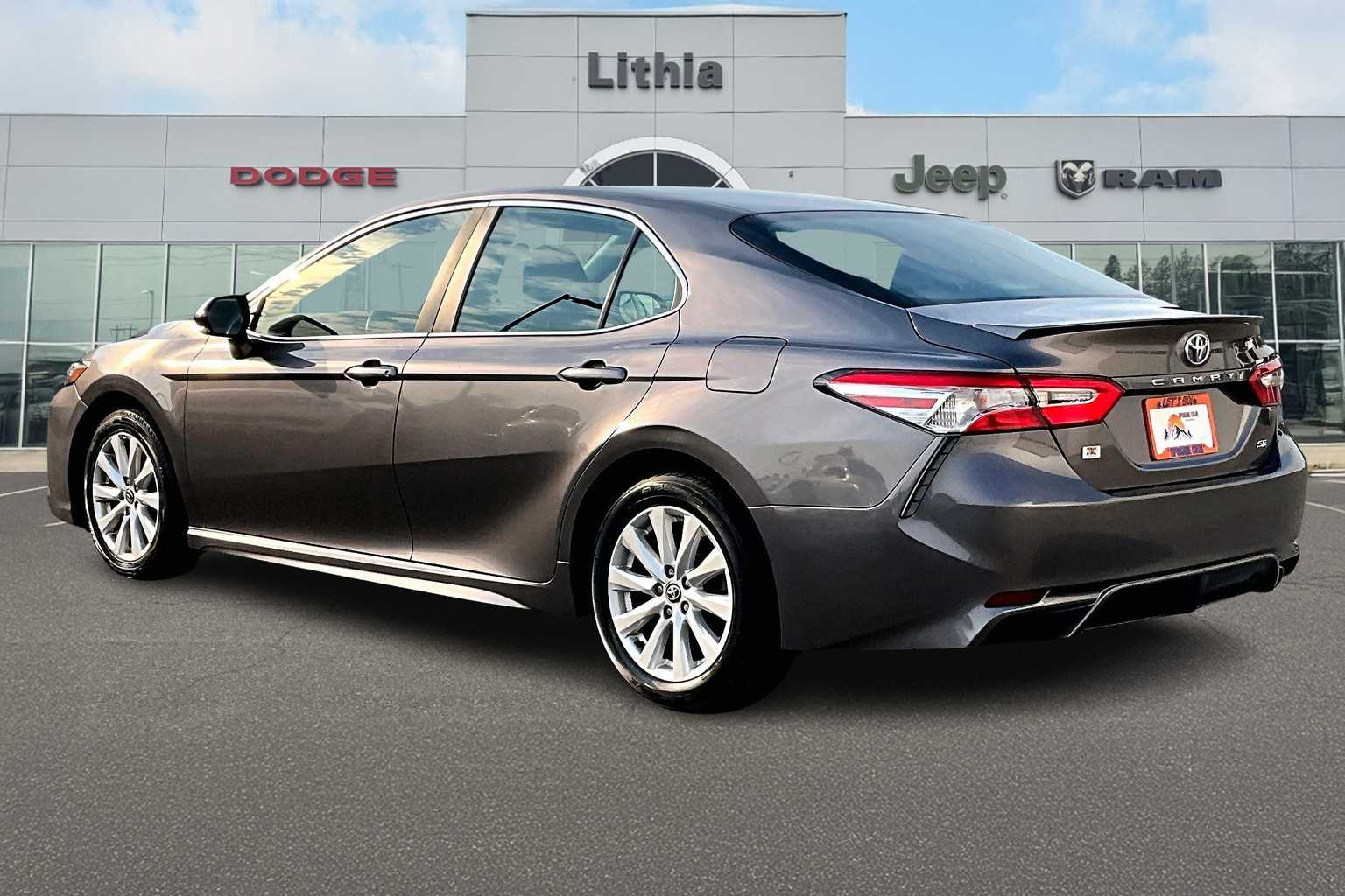 2020 Toyota Camry SE photo 3