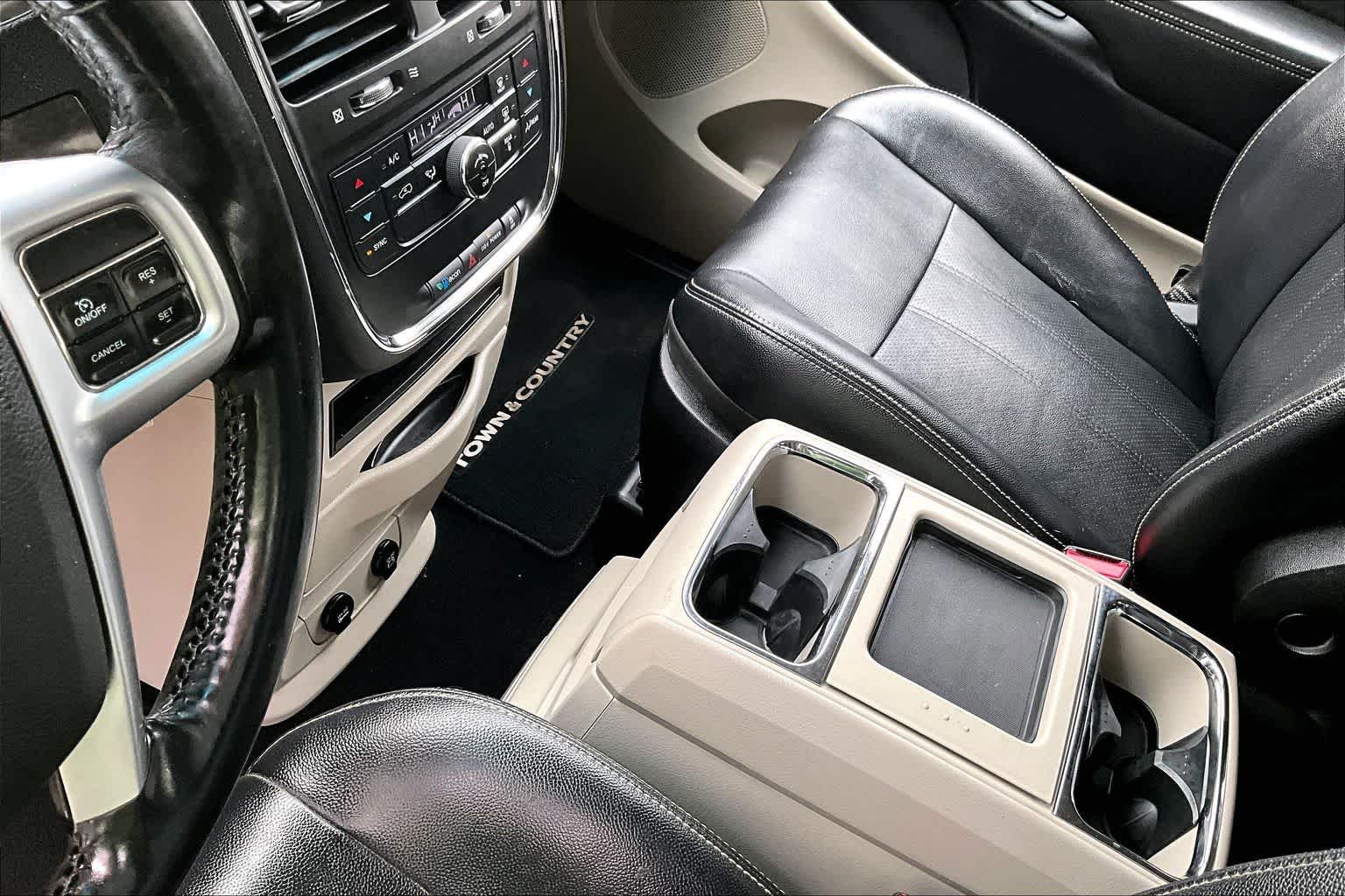 Thumbnail: 2012 Chrysler Town & Country - 17