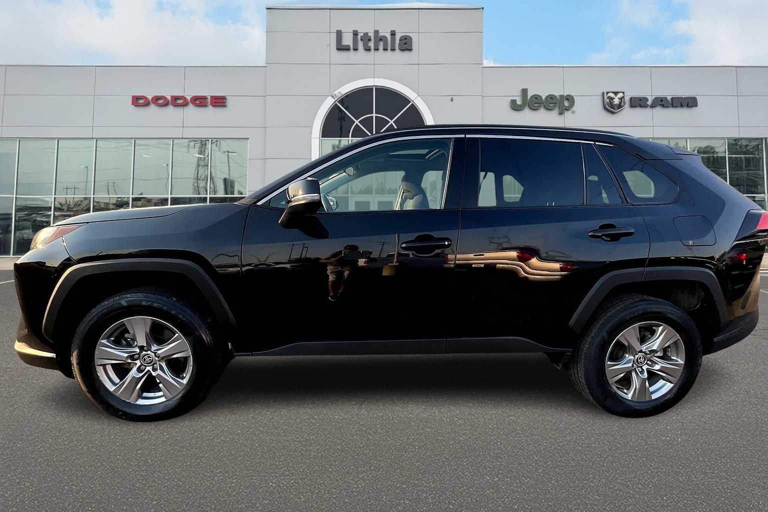 2024 Toyota RAV4 XLE photo 3