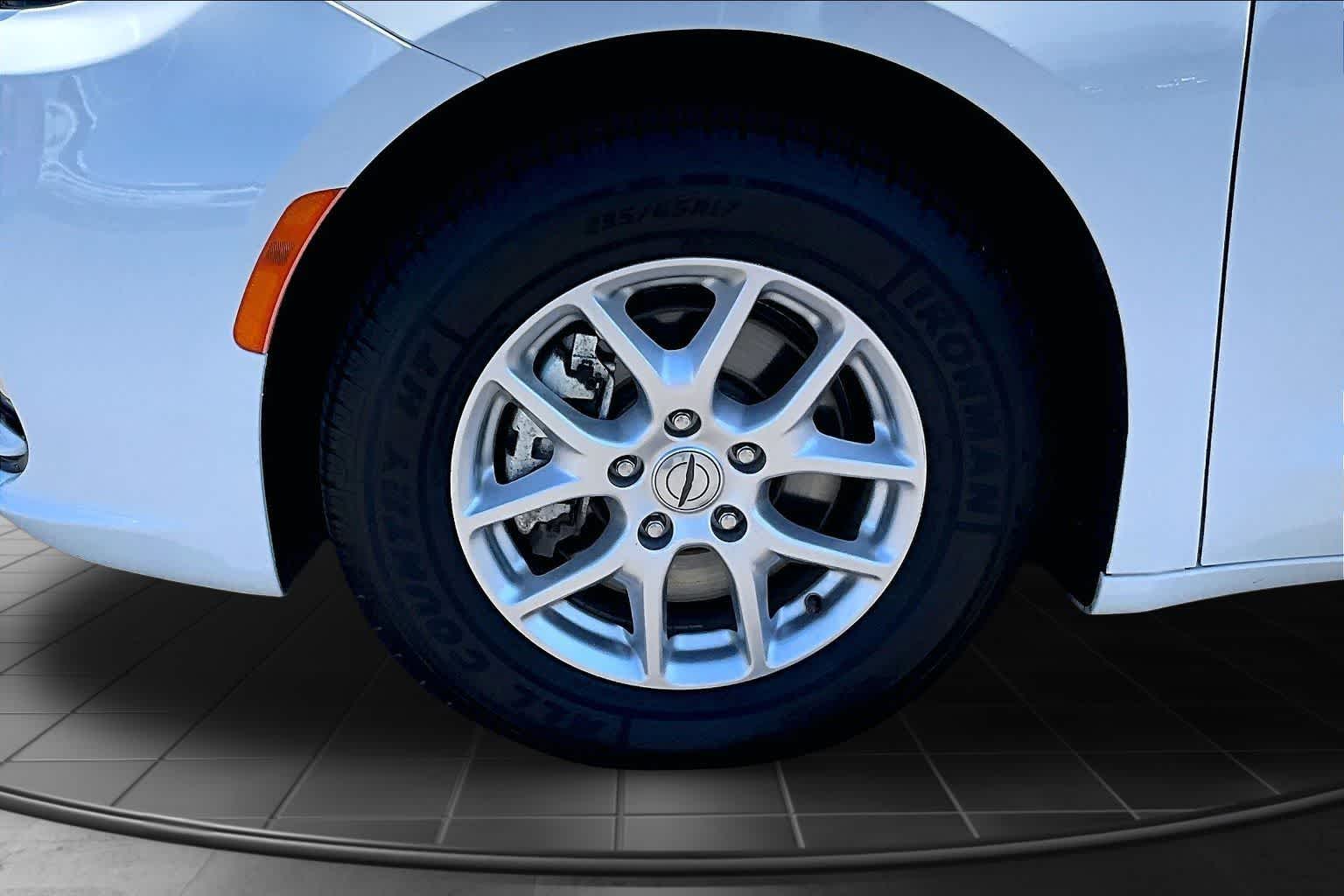 Thumbnail: 2023 Chrysler Pacifica - 7
