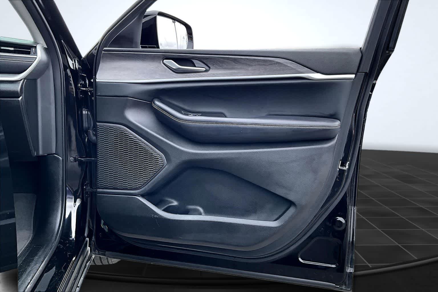 Thumbnail: 2023 Jeep Grand Cherokee L - 29