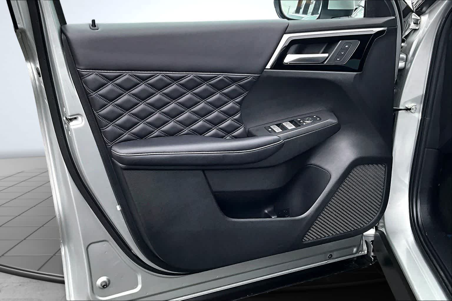 Thumbnail: 2023 Mitsubishi Outlander - 28