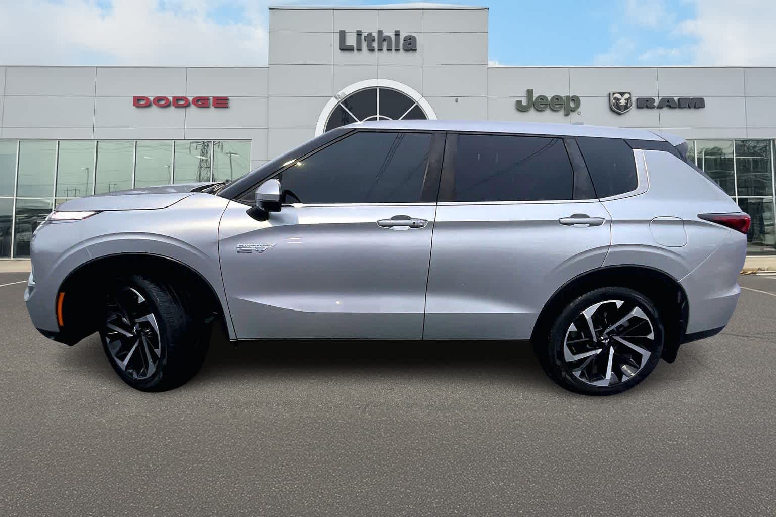 Thumbnail: 2023 Mitsubishi Outlander - 3