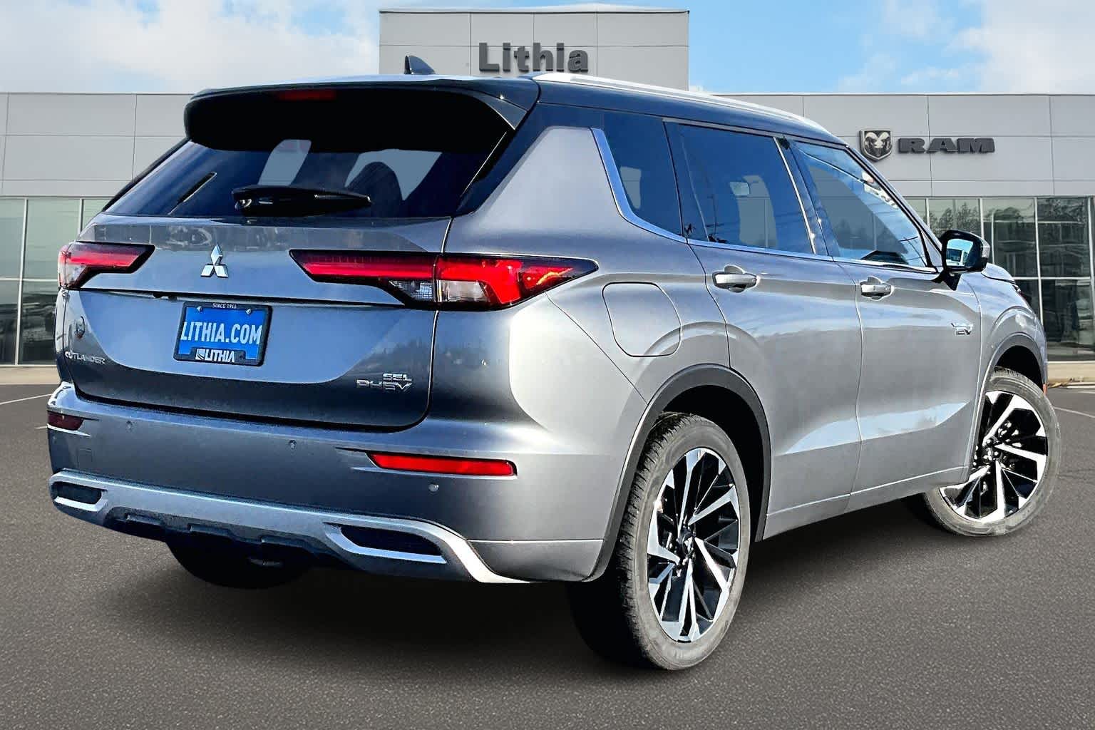 Thumbnail: 2023 Mitsubishi Outlander - 23