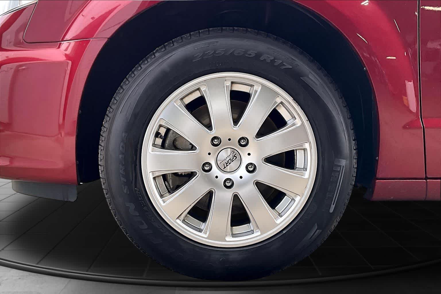 Thumbnail: 2012 Chrysler Town & Country - 8