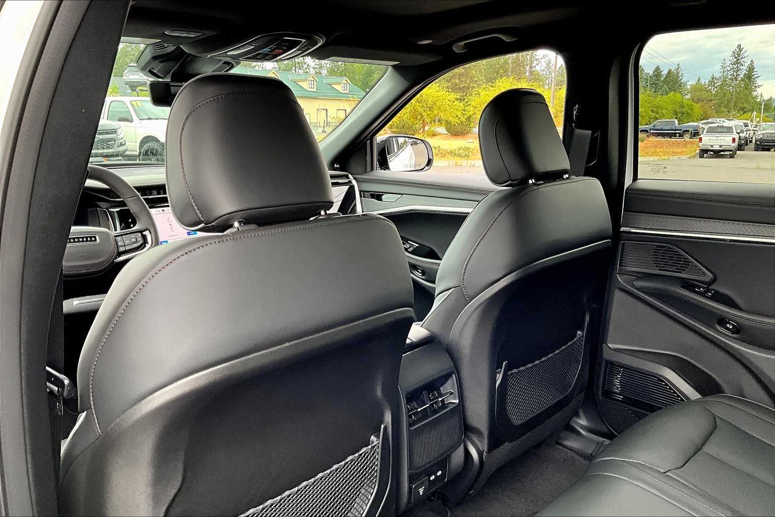 Thumbnail: 2025 Jeep Wagoneer S - 12