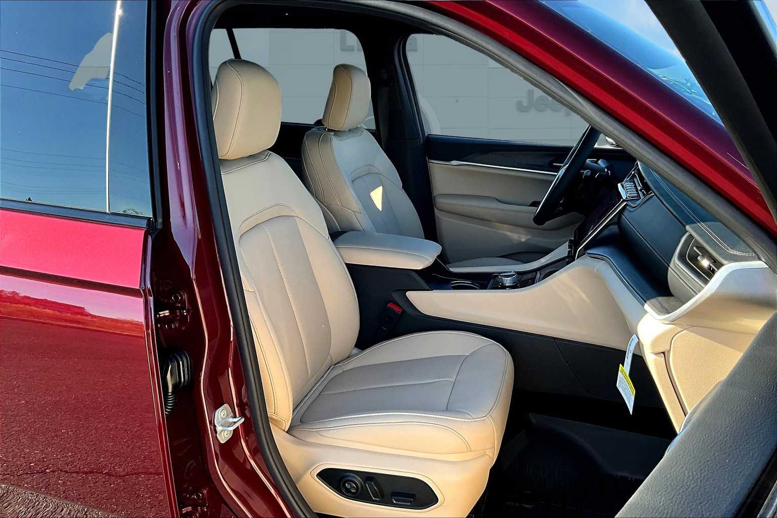 Thumbnail: 2025 Jeep Grand Cherokee - 14