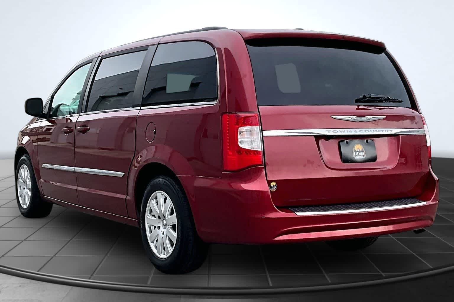 Thumbnail: 2012 Chrysler Town & Country - 4