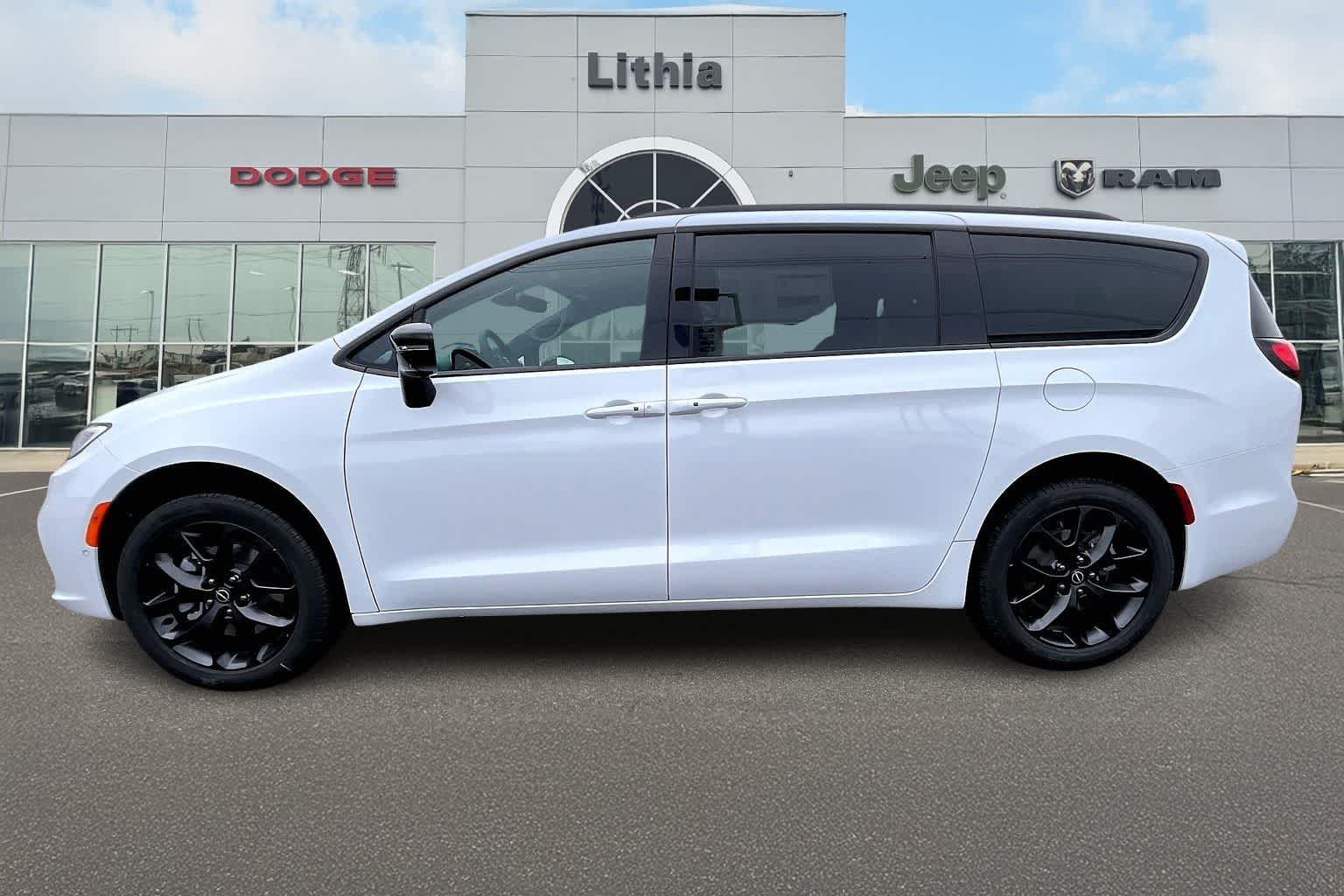 Thumbnail: 2026 Chrysler Pacifica - 3