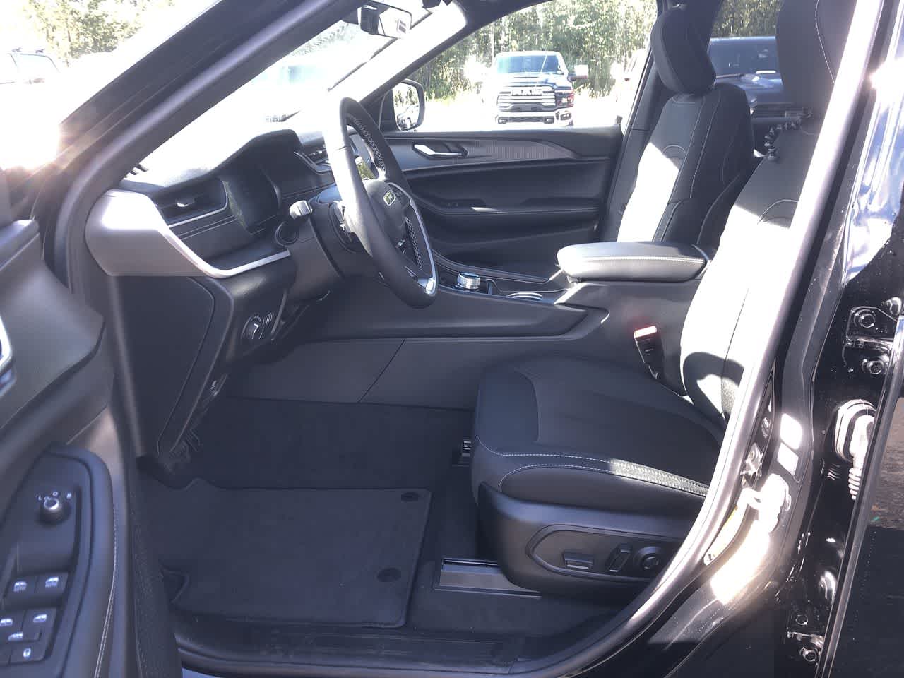 Thumbnail: 2025 Jeep Grand Cherokee - 23