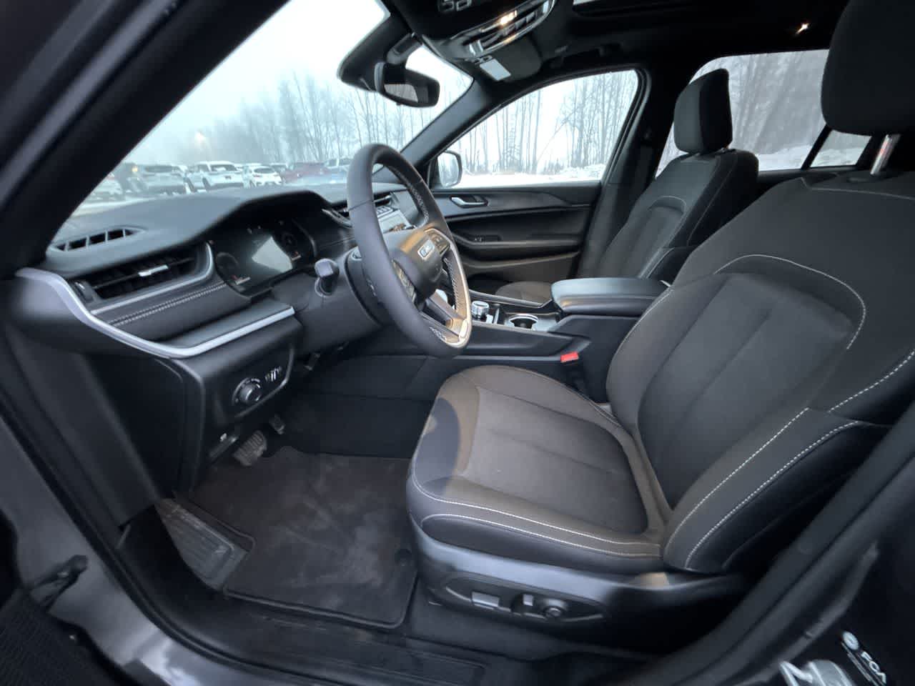 Thumbnail: 2024 Jeep Grand Cherokee - 23