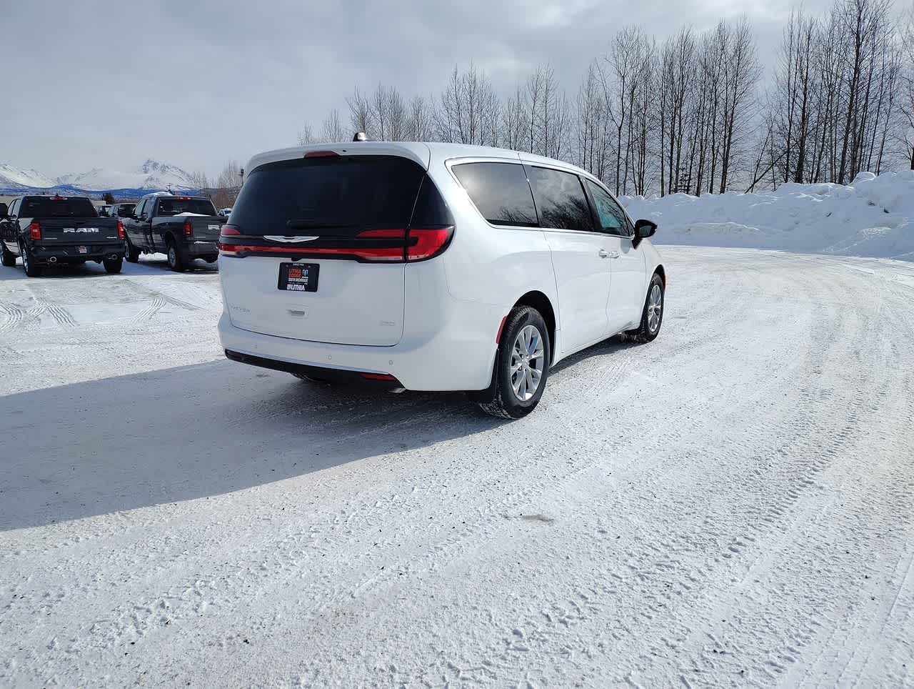 Thumbnail: 2026 Chrysler Pacifica - 8