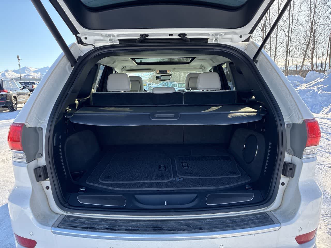 Thumbnail: 2017 Jeep Grand Cherokee - 12