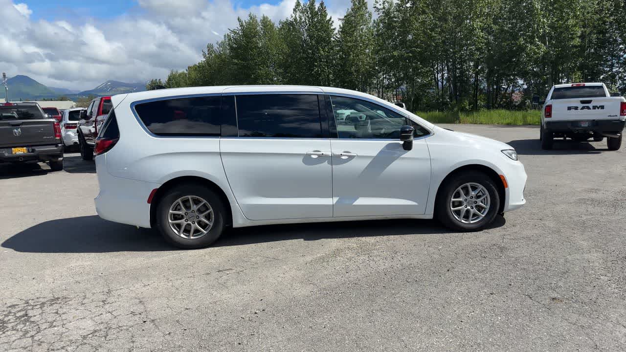 Thumbnail: 2025 Chrysler Pacifica - 16