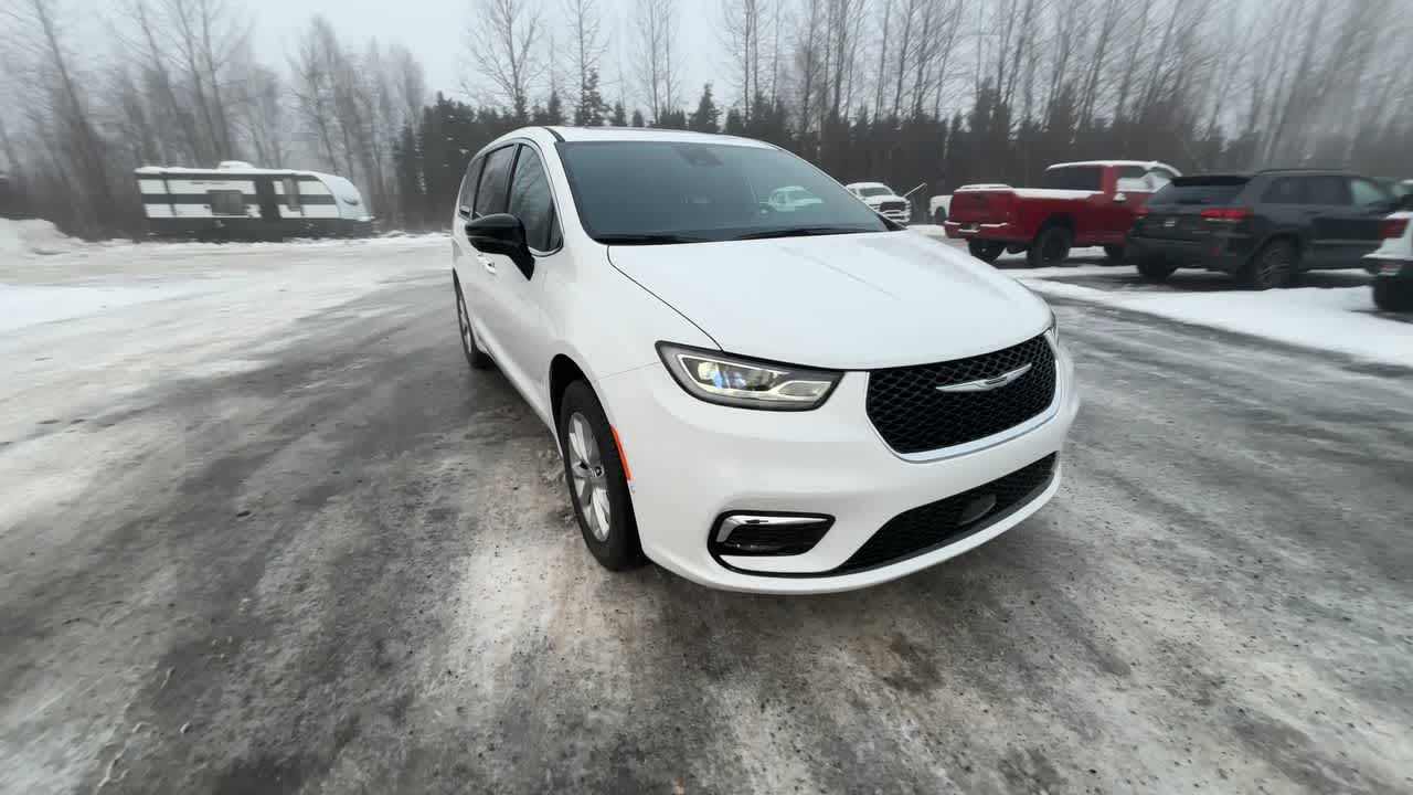 Thumbnail: 2026 Chrysler Pacifica - 3