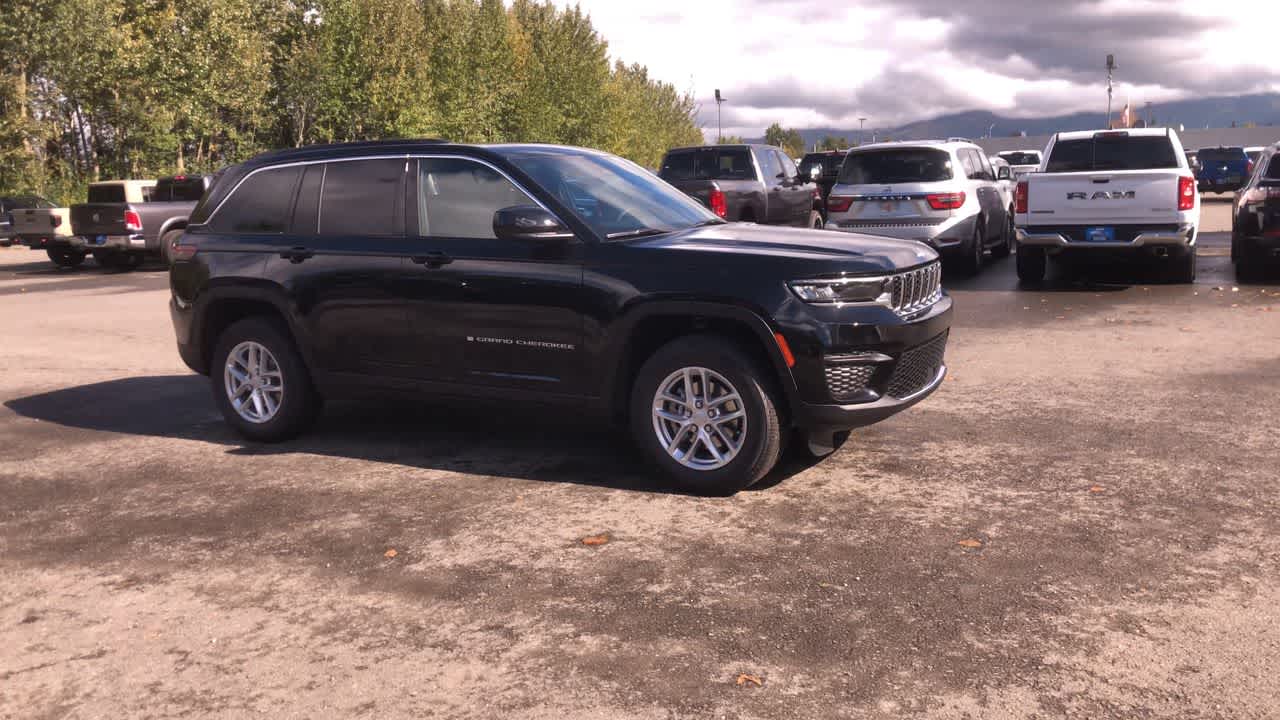 2025 Jeep Grand Cherokee Laredo photo 2