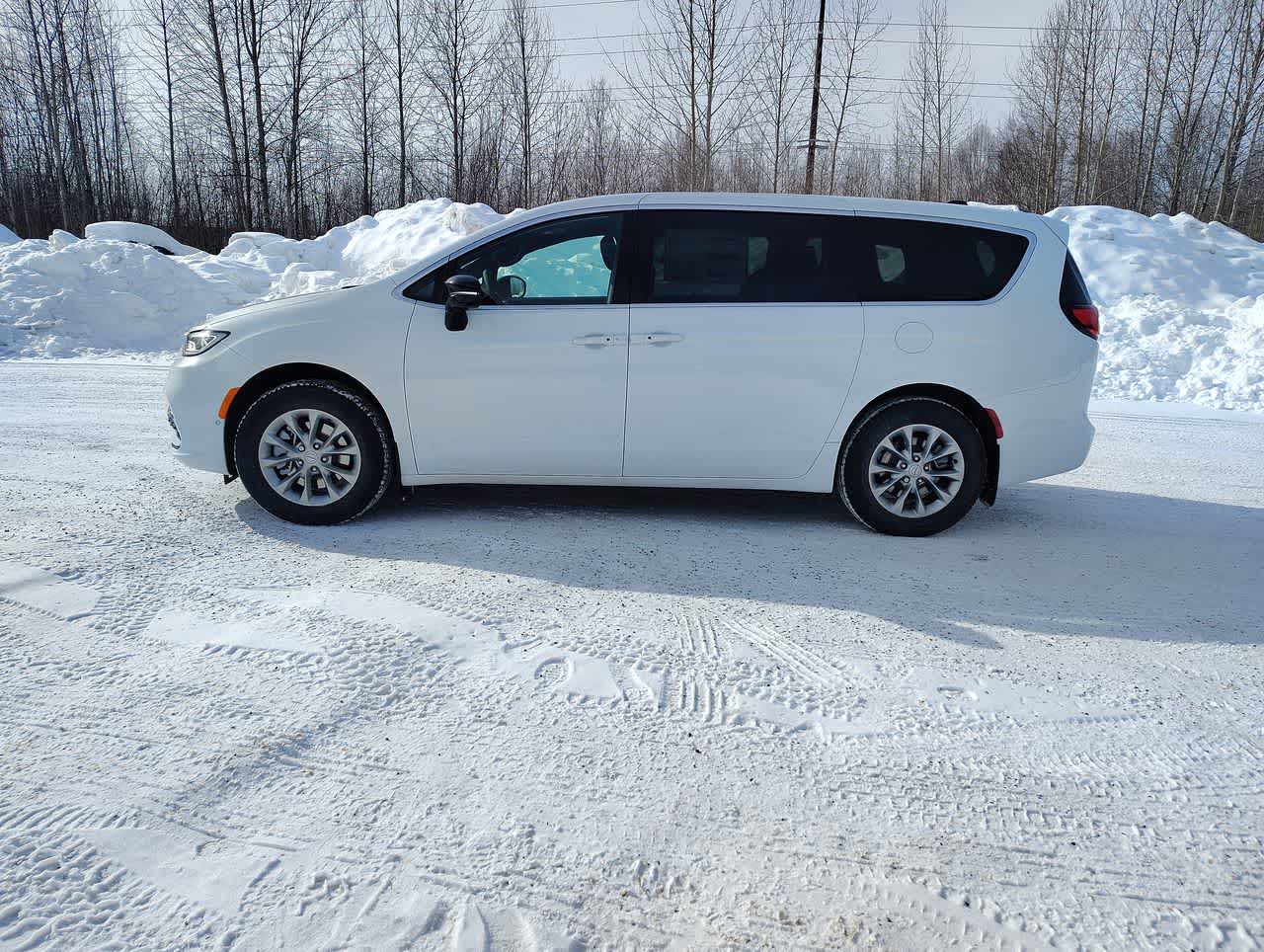 Thumbnail: 2026 Chrysler Pacifica - 5