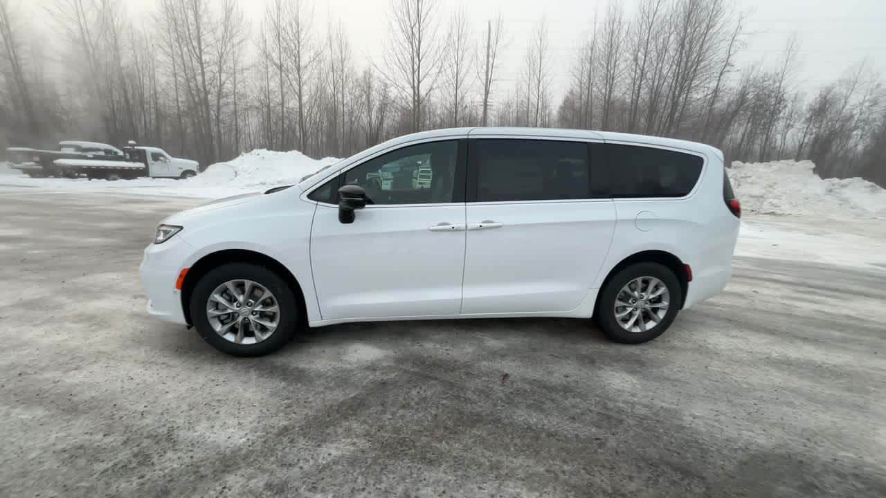 Thumbnail: 2026 Chrysler Pacifica - 8