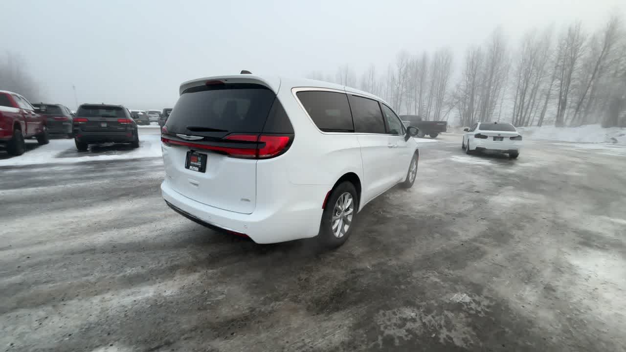 Thumbnail: 2026 Chrysler Pacifica - 14