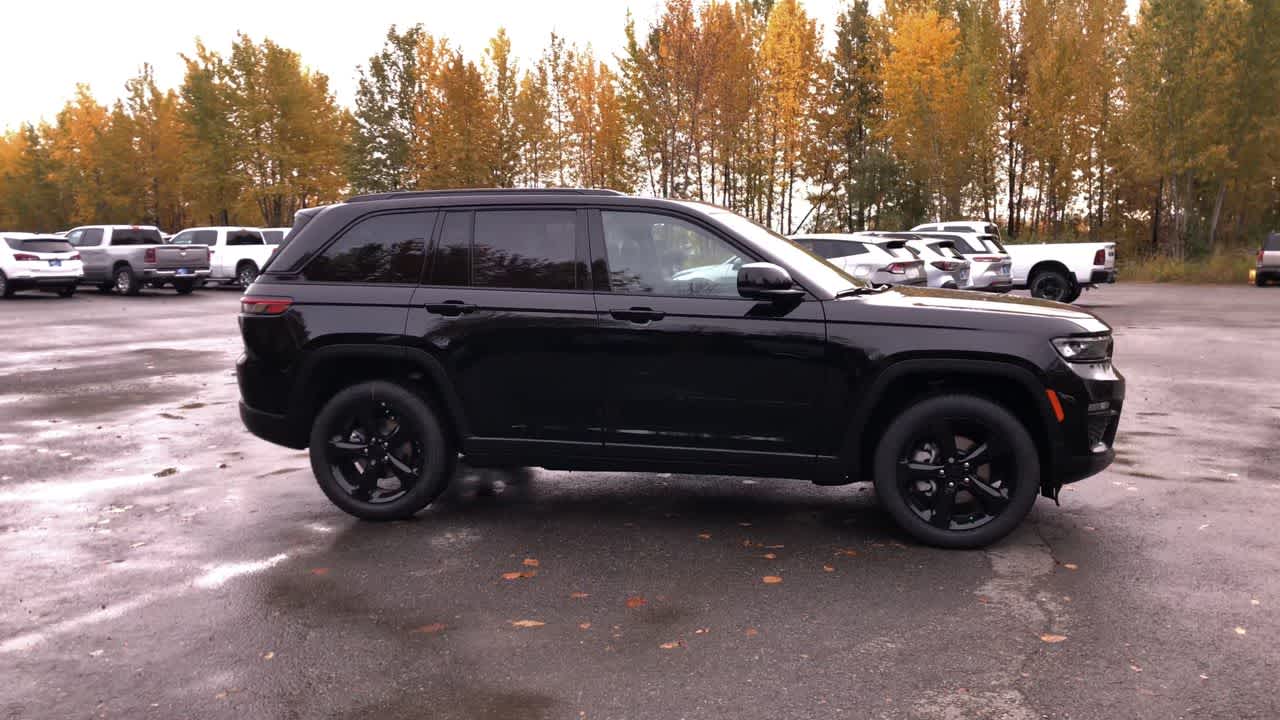 Thumbnail: 2025 Jeep Grand Cherokee - 17