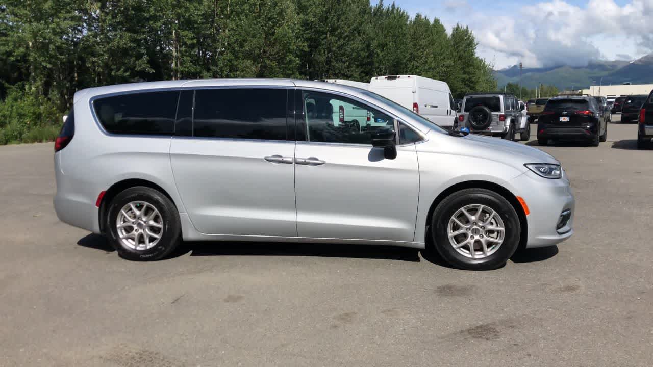 Thumbnail: 2024 Chrysler Pacifica - 16