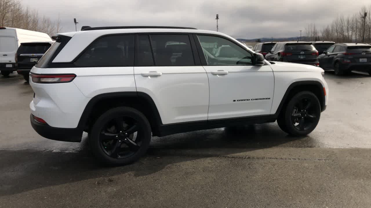 Thumbnail: 2023 Jeep Grand Cherokee - 14