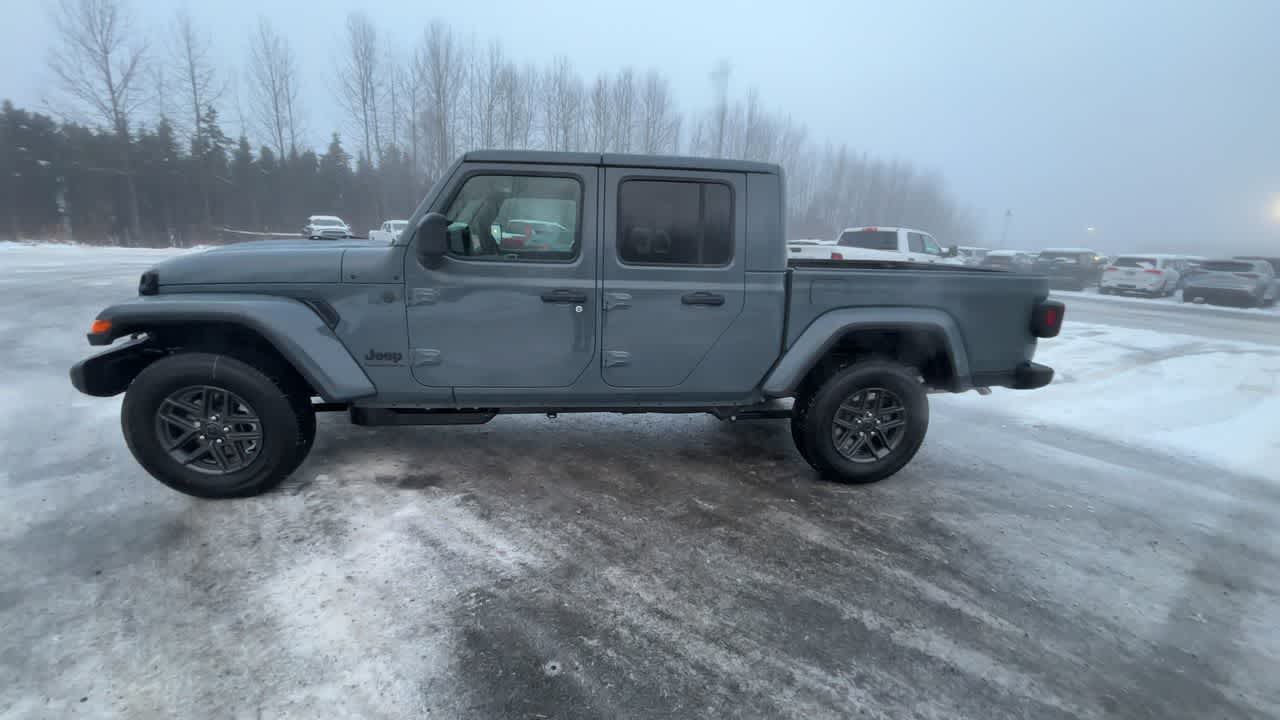 Thumbnail: 2026 Jeep Gladiator - 8