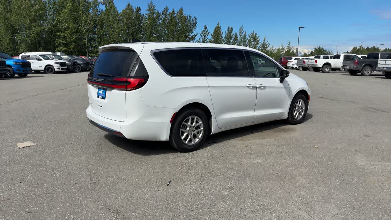 Thumbnail: 2024 Chrysler Pacifica - 14