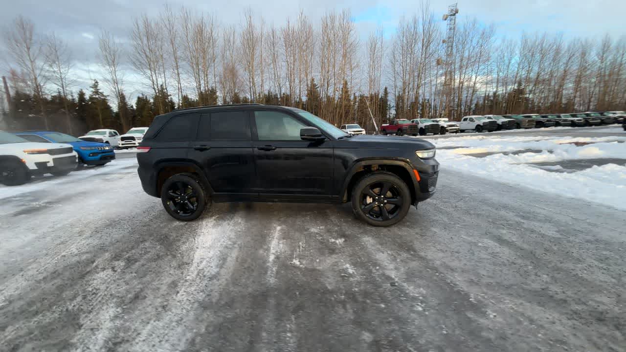 Thumbnail: 2024 Jeep Grand Cherokee - 17