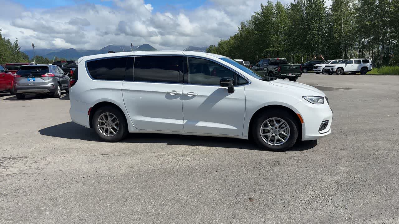 Thumbnail: 2025 Chrysler Pacifica - 17