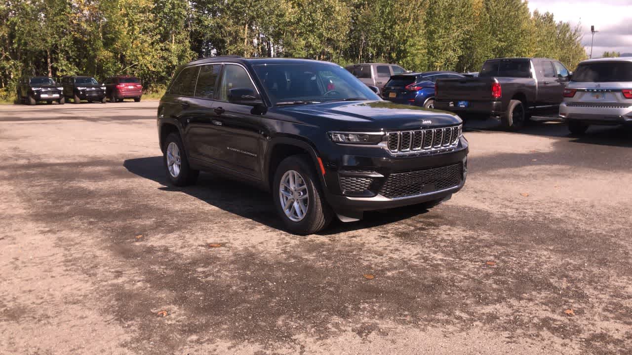 2025 Jeep Grand Cherokee Laredo photo 3