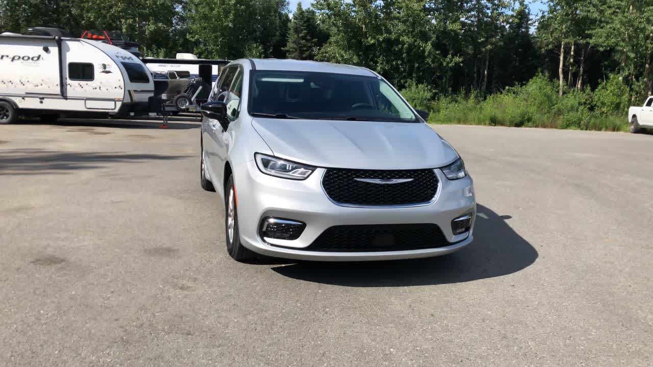 Thumbnail: 2024 Chrysler Pacifica - 3