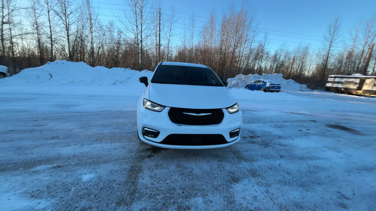 Thumbnail: 2026 Chrysler Pacifica - 4