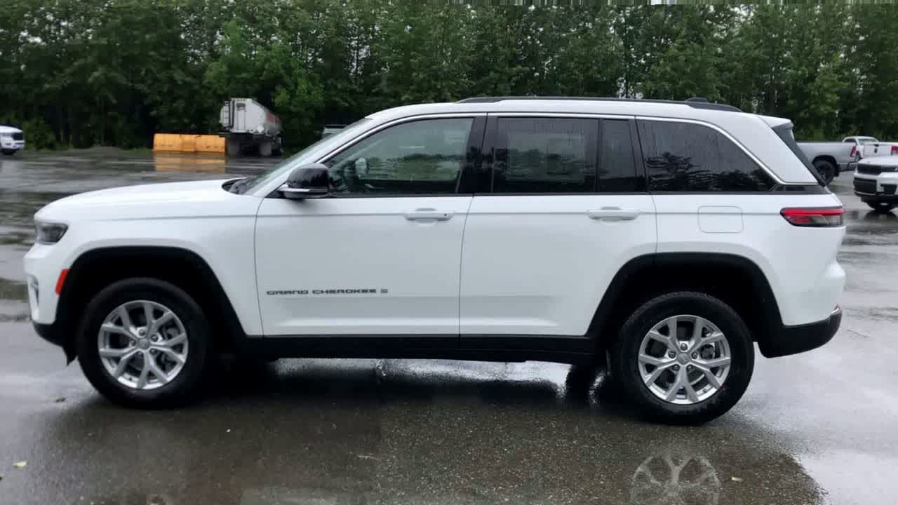 Thumbnail: 2023 Jeep Grand Cherokee - 8