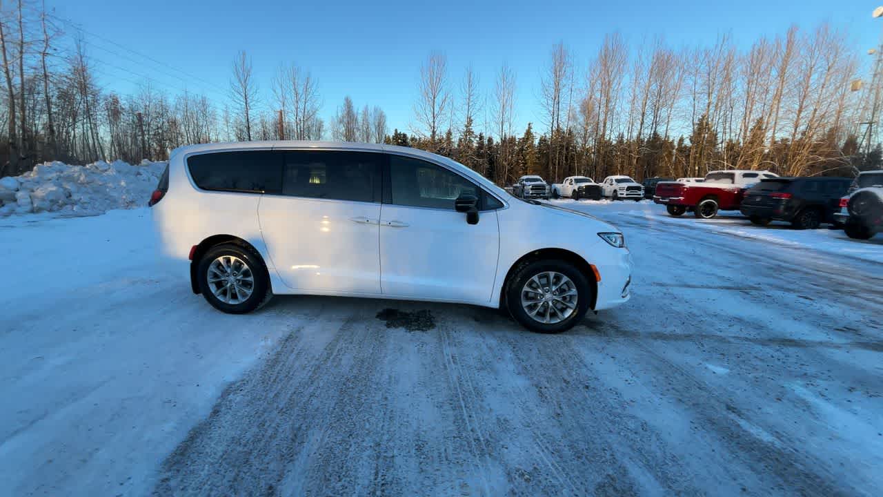 Thumbnail: 2026 Chrysler Pacifica - 17