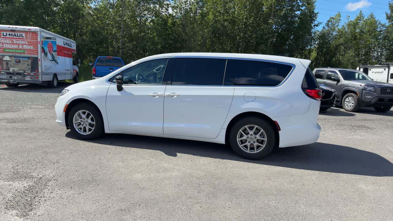 Thumbnail: 2025 Chrysler Pacifica - 9