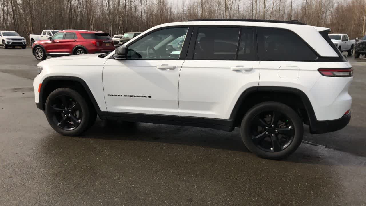 Thumbnail: 2023 Jeep Grand Cherokee - 8