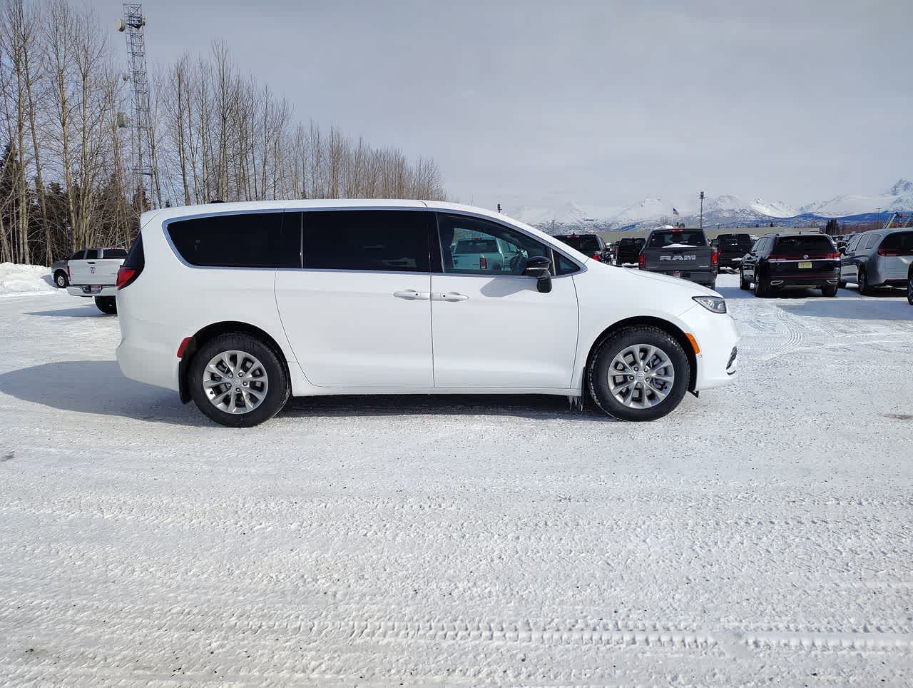 Thumbnail: 2026 Chrysler Pacifica - 9