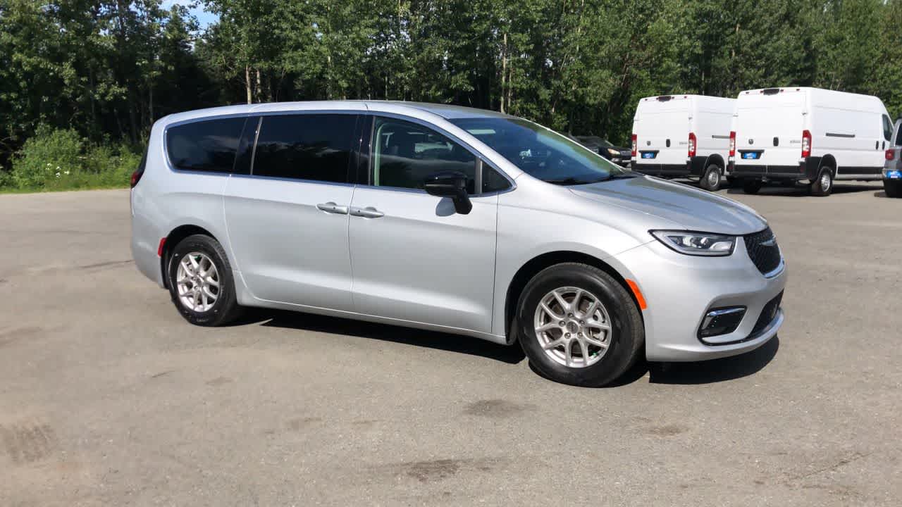 Thumbnail: 2024 Chrysler Pacifica - 17