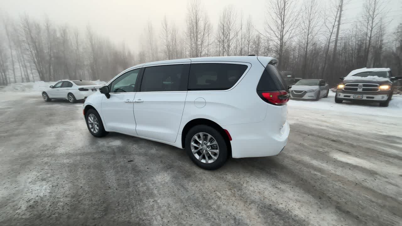 Thumbnail: 2026 Chrysler Pacifica - 10