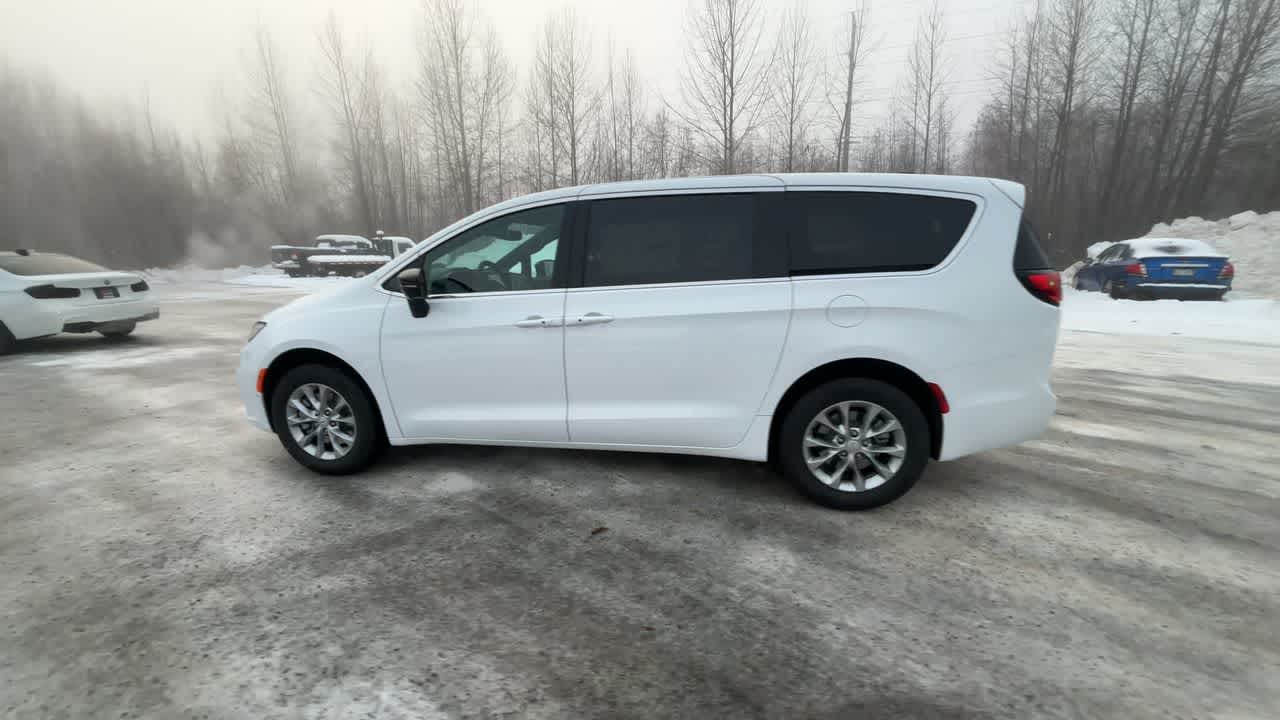 Thumbnail: 2026 Chrysler Pacifica - 9