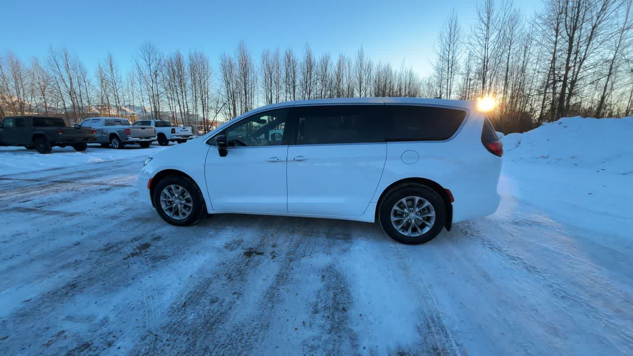 Thumbnail: 2026 Chrysler Pacifica - 9