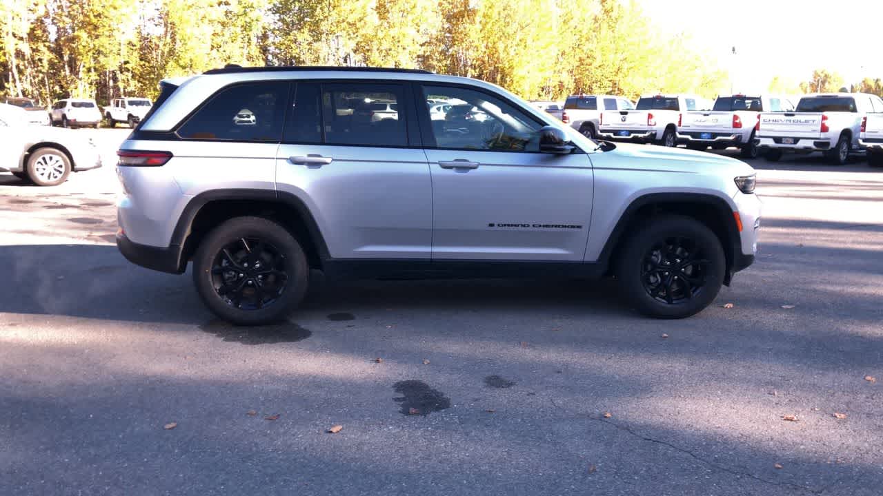 Thumbnail: 2024 Jeep Grand Cherokee - 16