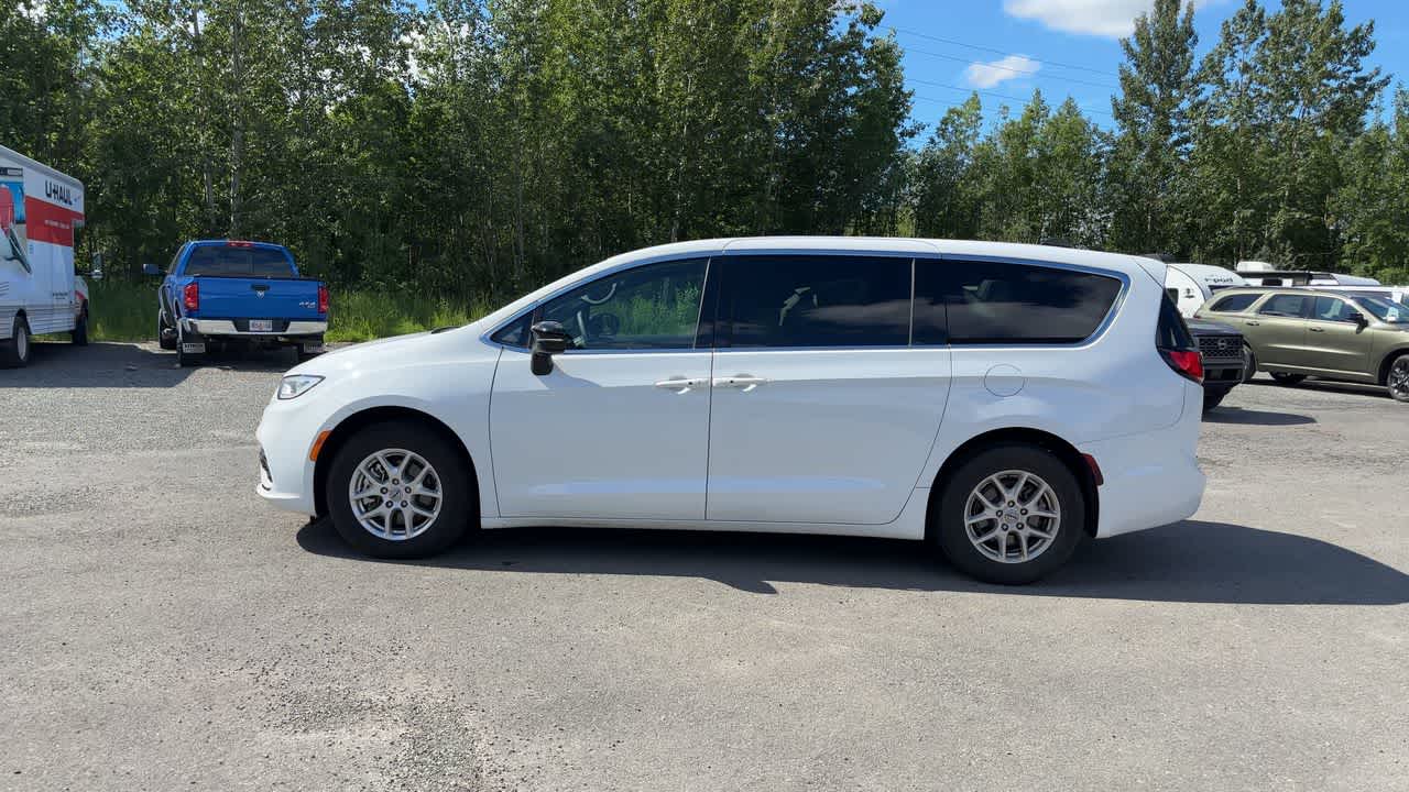 Thumbnail: 2025 Chrysler Pacifica - 8