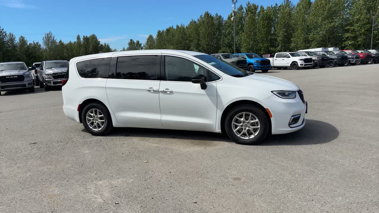 Thumbnail: 2024 Chrysler Pacifica - 17