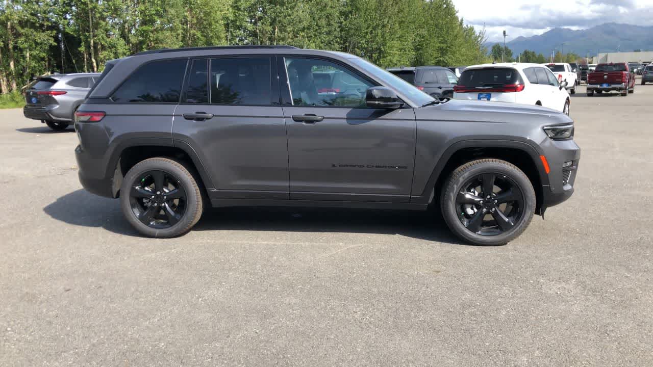 Thumbnail: 2025 Jeep Grand Cherokee - 16