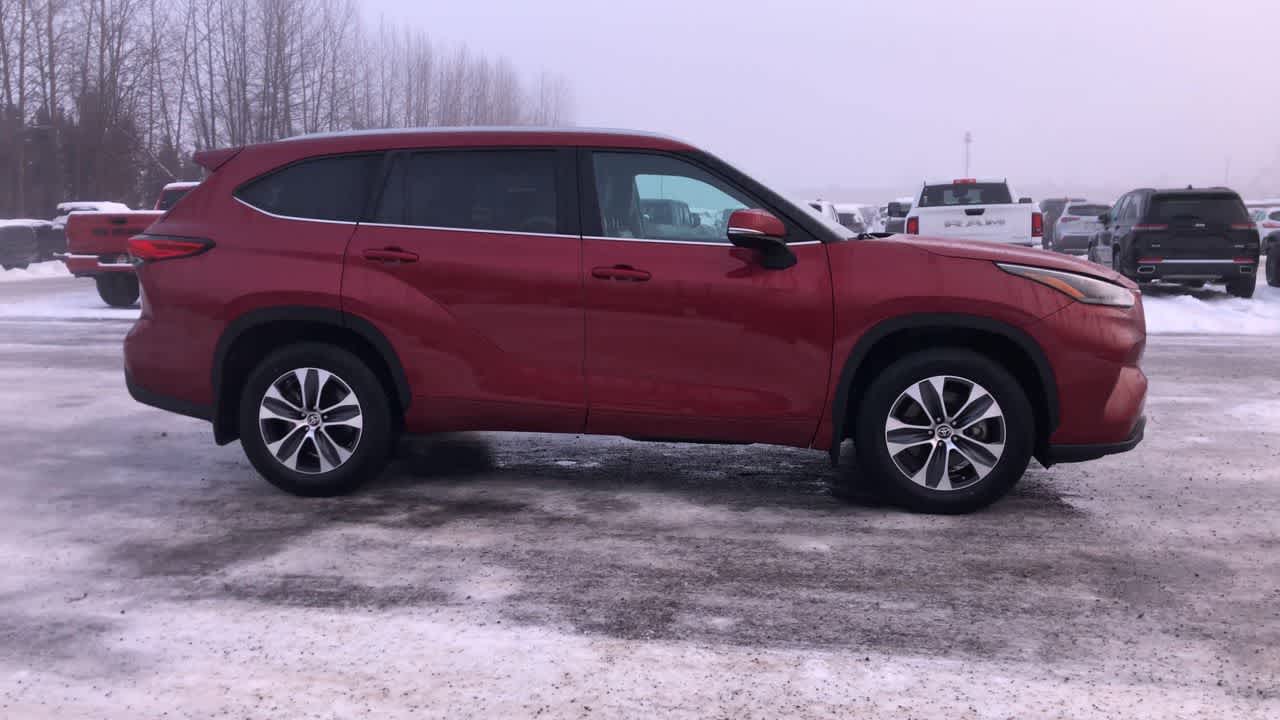 Thumbnail: 2023 Toyota Highlander - 16