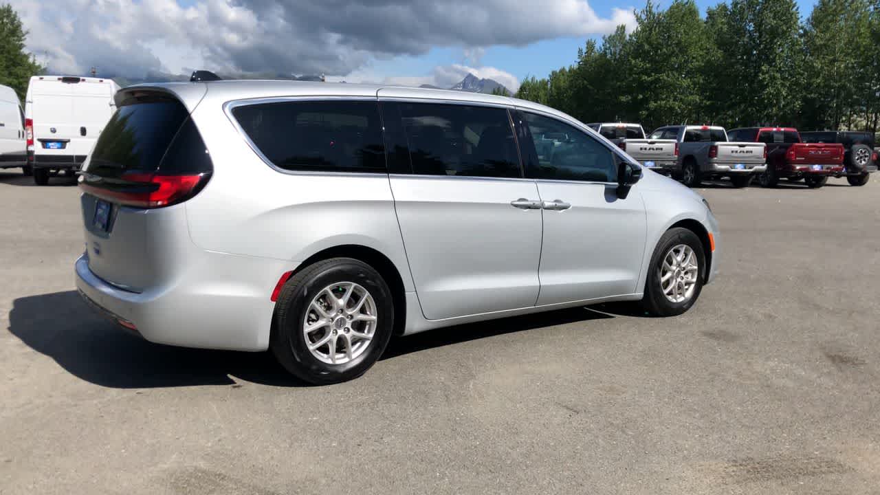 Thumbnail: 2024 Chrysler Pacifica - 14